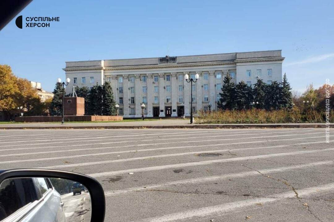 В окупованому Херсоні з будівлі "адміністрації" зник російський триколор. Фото