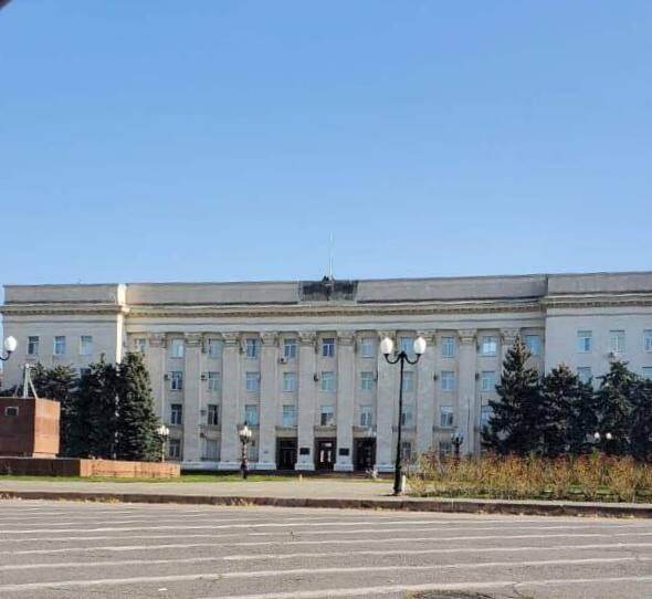В окупованому Херсоні з будівлі ''адміністрації'' зник російський триколор. Фото