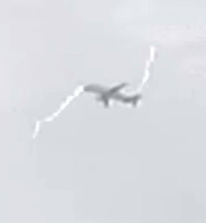 В Великобритании камера зафиксировала удар молнии в только что взлетевший самолет. Видео