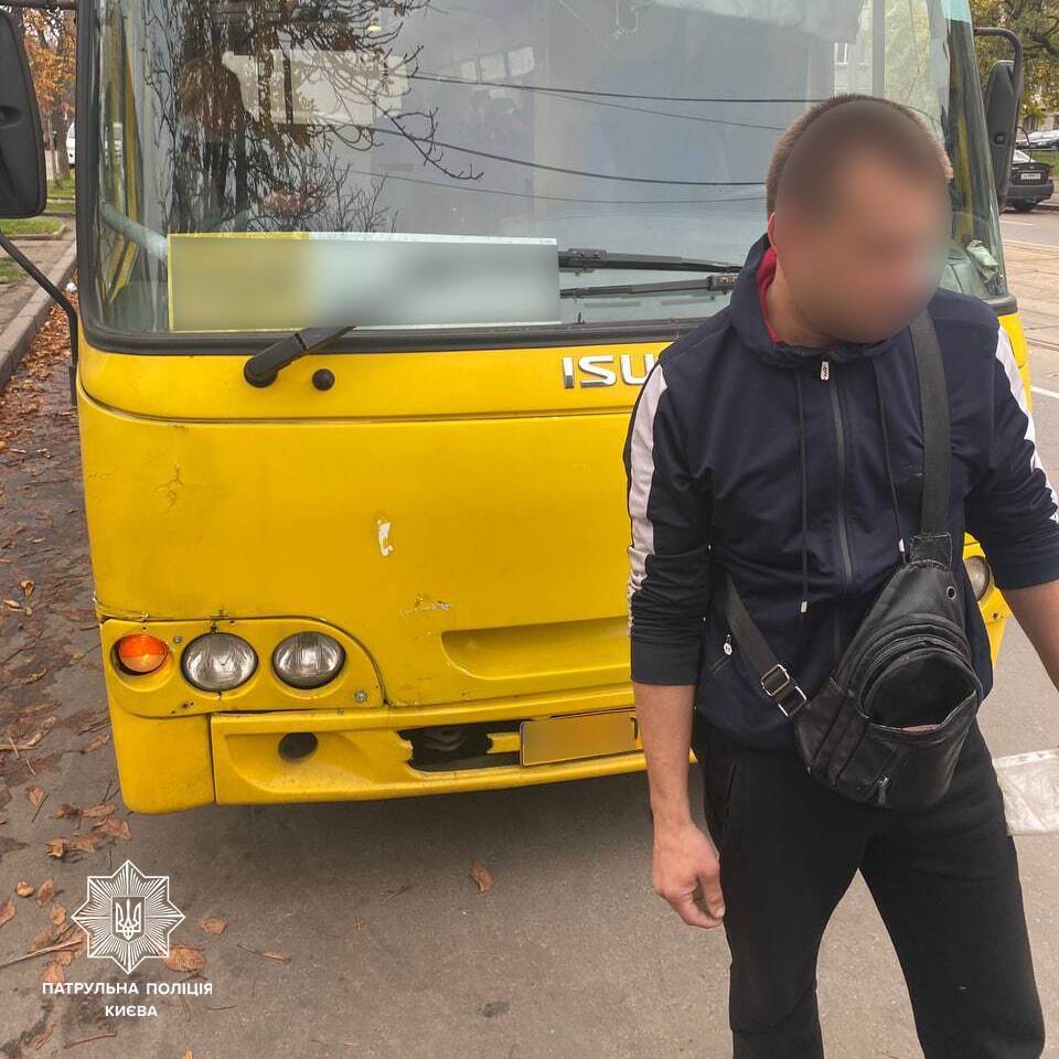 В Киеве водитель маршрутки перевозил пассажиров в состоянии наркотического опьянения. Фото
