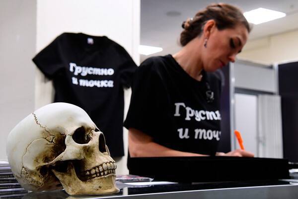 Девушка в гробу и "римляне" вокруг: в Москве устроили рекламу гробов с обсуждением "импортозамещения" кремации. Фото