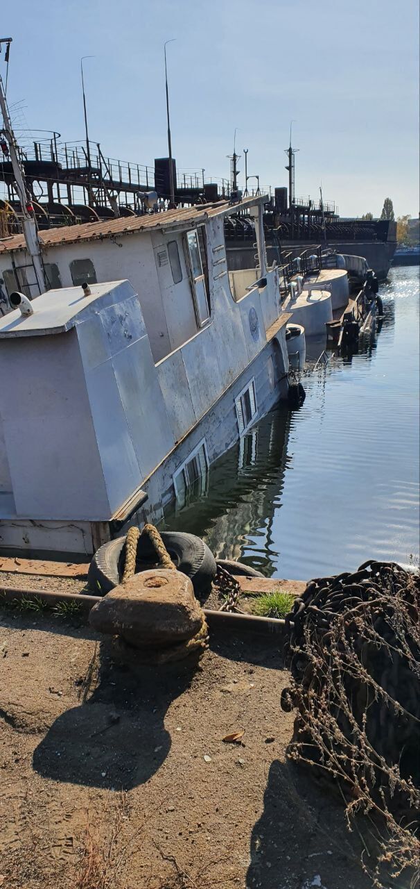 Окупанти в Херсоні підривають кораблі та плавзасоби, які не можуть вивезти. Фото 