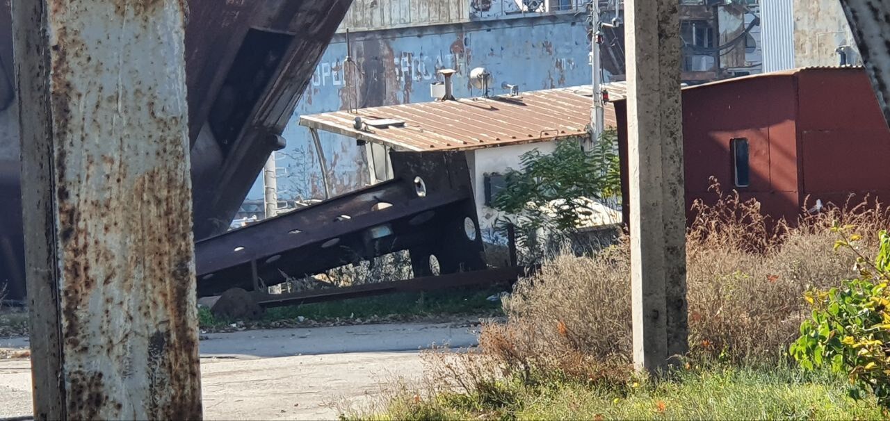 Окупанти в Херсоні підривають кораблі та плавзасоби, які не можуть вивезти. Фото 