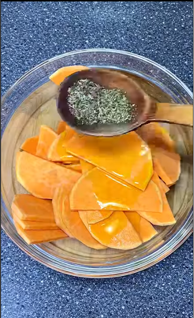 Мініпіца з батату: як по-новому приготувати осінній овоч 