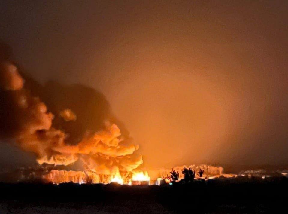 В Брянской области РФ загорелись резервуары с нефтепродуктами, Курская область частично обесточена. Фото и видео