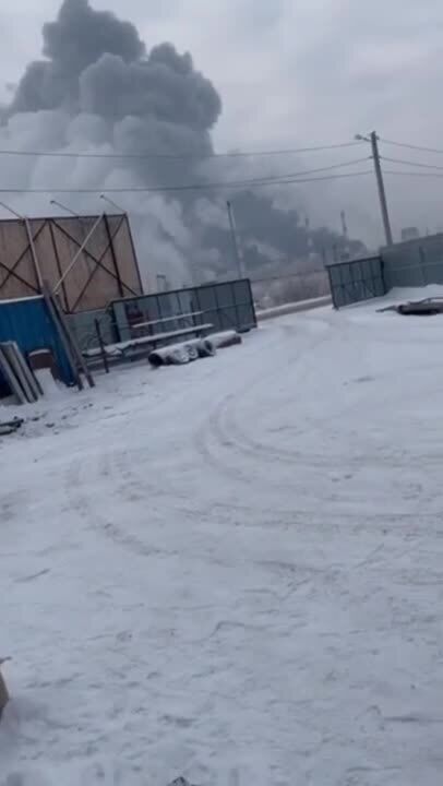 В российской Перми вспыхнул мощный пожар, поднялся дым: говорят, что горит ТЭЦ. Видео