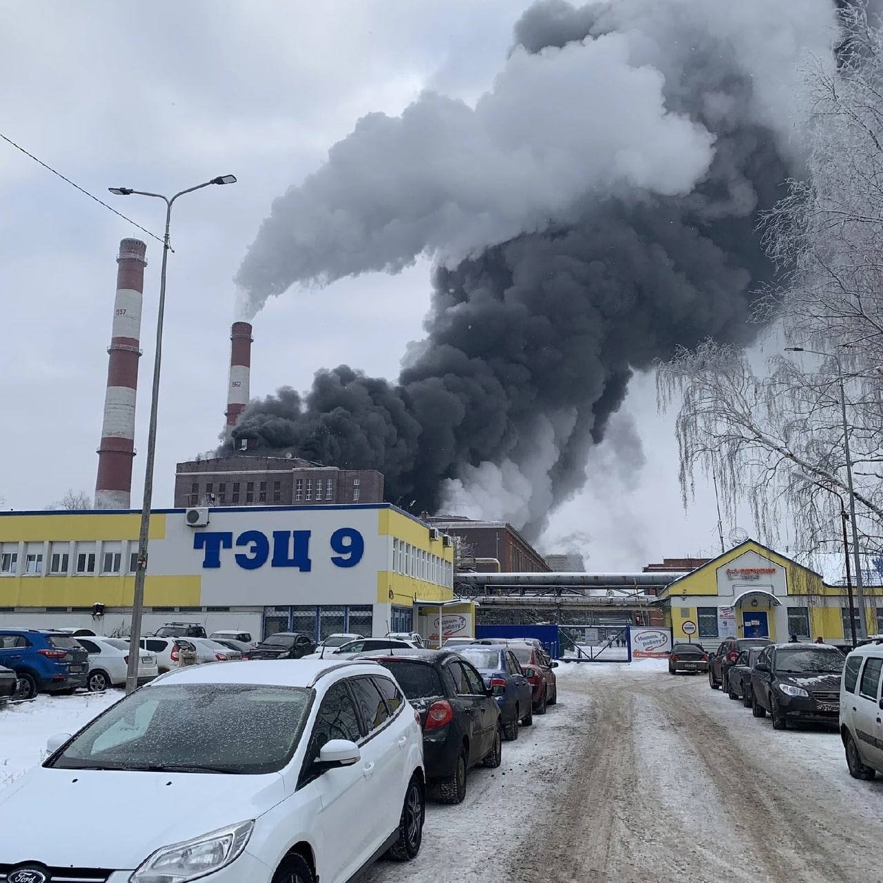 У російській Пермі спалахнула потужна пожежа, піднявся дим: кажуть, що горить ТЕЦ. Відео