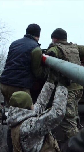 ''Пакет чи полон?'' У ЗСУ показали, як відправляють окупантам листівки з пропозицією здатися. Відео 