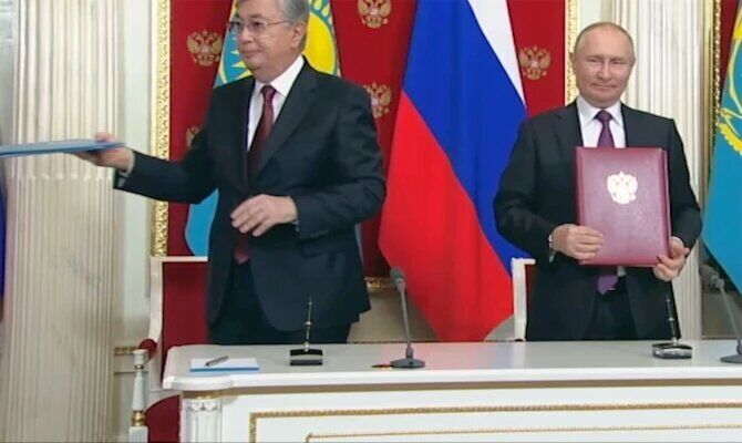 ЗМІ знову заговорили про хворобу Путіна після його зустрічі з Токаєвим: на відео помітили ''нюанси''