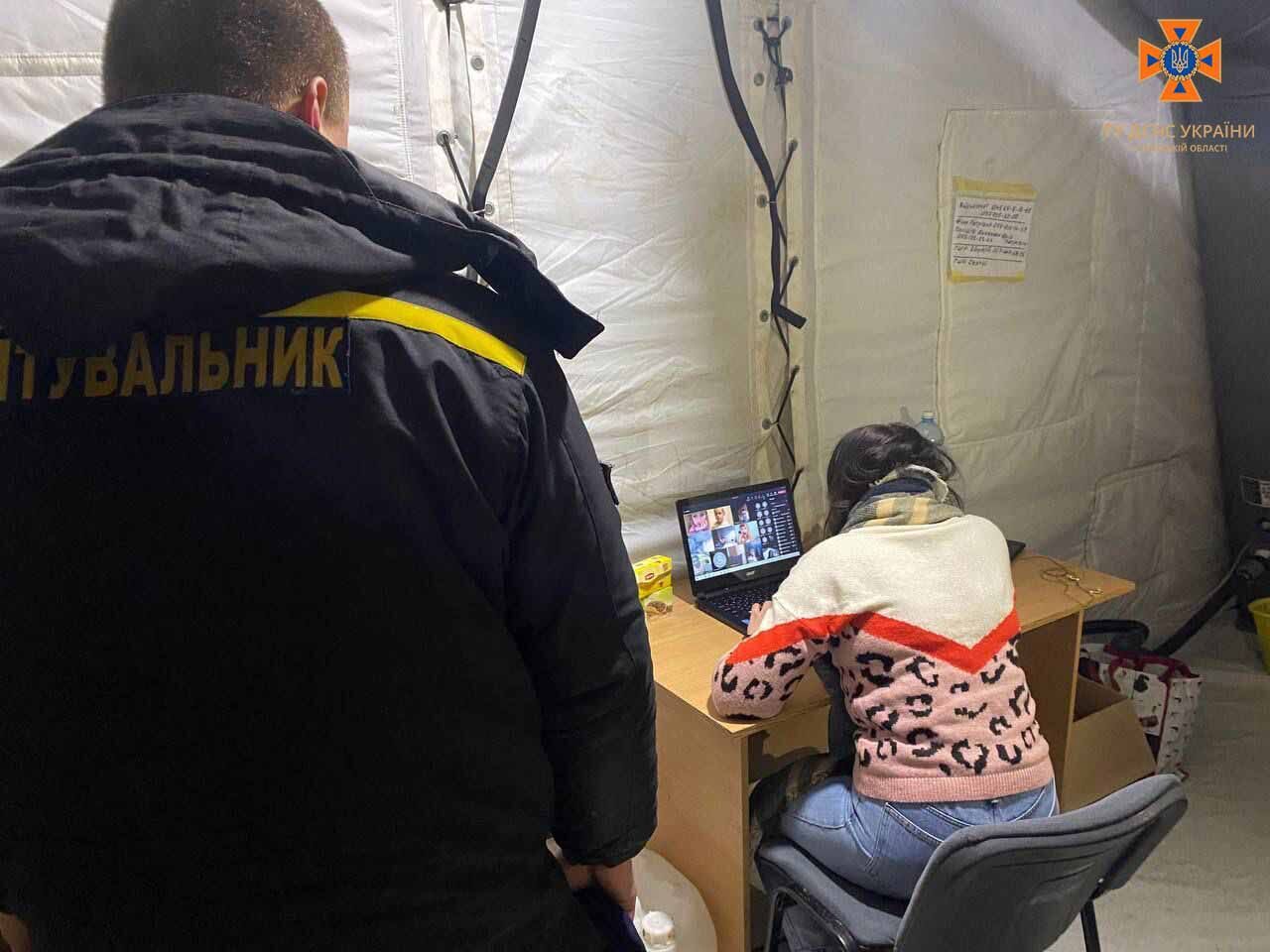 На Киевщине учительница пришла в "пункт несокрушимости", чтобы провести урок математики для школьников. Видео