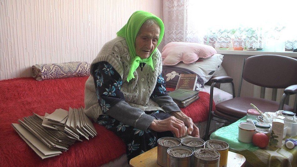 "День и ночь молюсь богу за них": 93-летняя украинка из Винницы вместе с дочерью изготавливает окопные свечи для воинов ВСУ. Видео