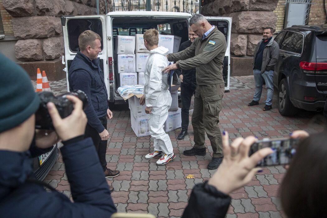 Благодійники надали Києву 1000 високотехнологічних захисних комбінезонів для рятувальників, – Кличко