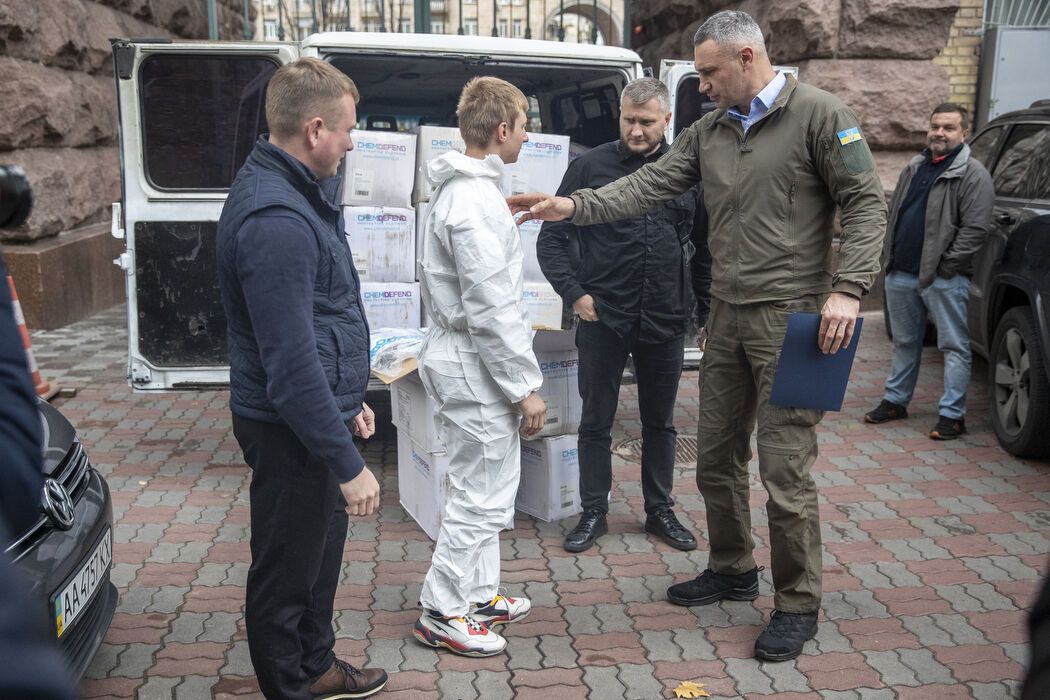 Благодійники надали Києву 1000 високотехнологічних захисних комбінезонів для рятувальників, – Кличко
