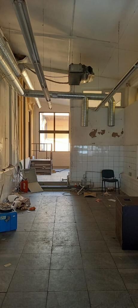 Зняли штори і демонтували унітази: окупанти у Херсоні розграбували ресторан. Фото 