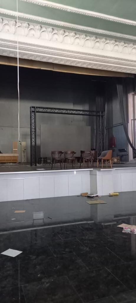 Сняли шторы и демонтировали унитазы: оккупанты в Херсоне разграбили ресторан. Фото