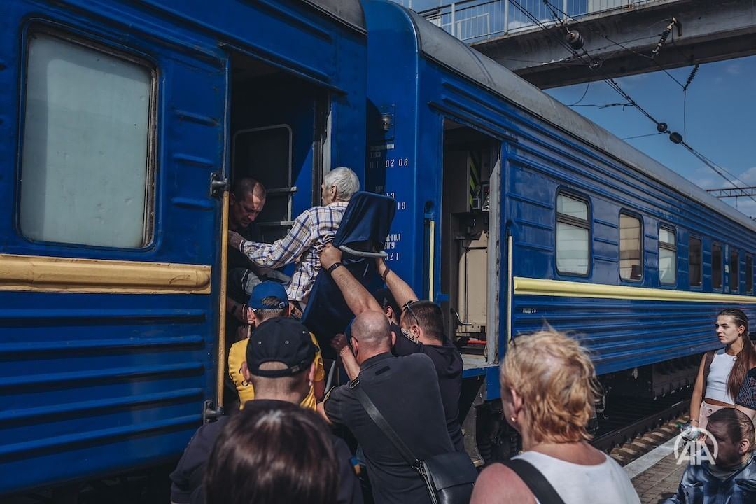 "Українська залізниця стала справжньою дорогою життя": Зеленський привітав залізничників із святом 