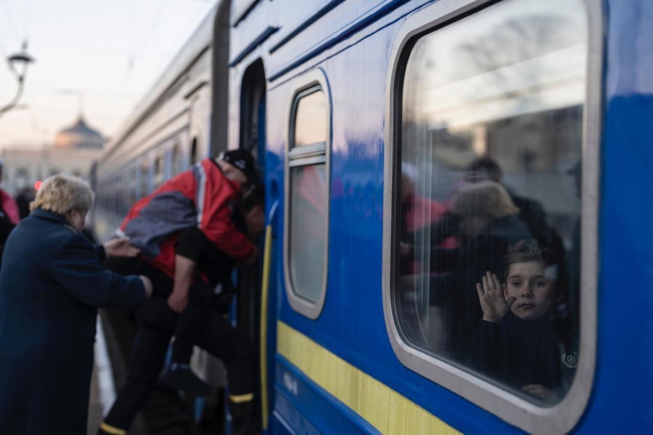 "Українська залізниця стала справжньою дорогою життя": Зеленський привітав залізничників із святом 