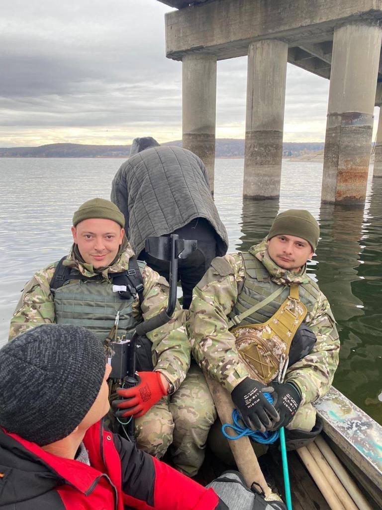 Гори мін-"пелюсток", розтяжки і нерозірвані снаряди: поліцейські з Київської області показали, як розміновують Харківщину. Фото 