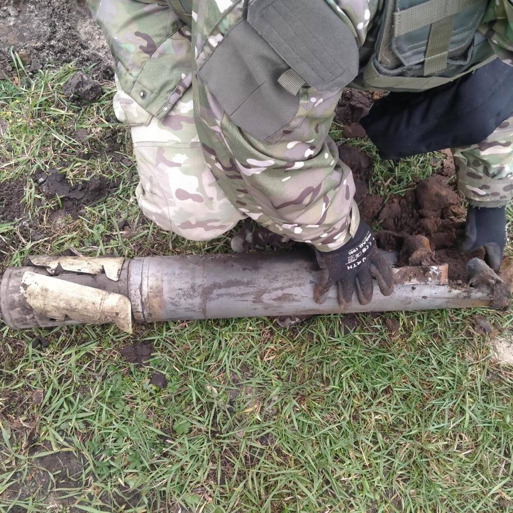 Горы мин-''лепестков'', растяжки и неразорвавшиеся снаряды: полицейские Киевщины показали, как разминируют Харьковскую область. Фото