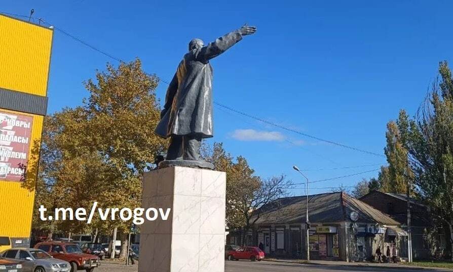 Оккупанты вернули в Мелитополь памятник Ленину, снесенный в 2015 году. Фото