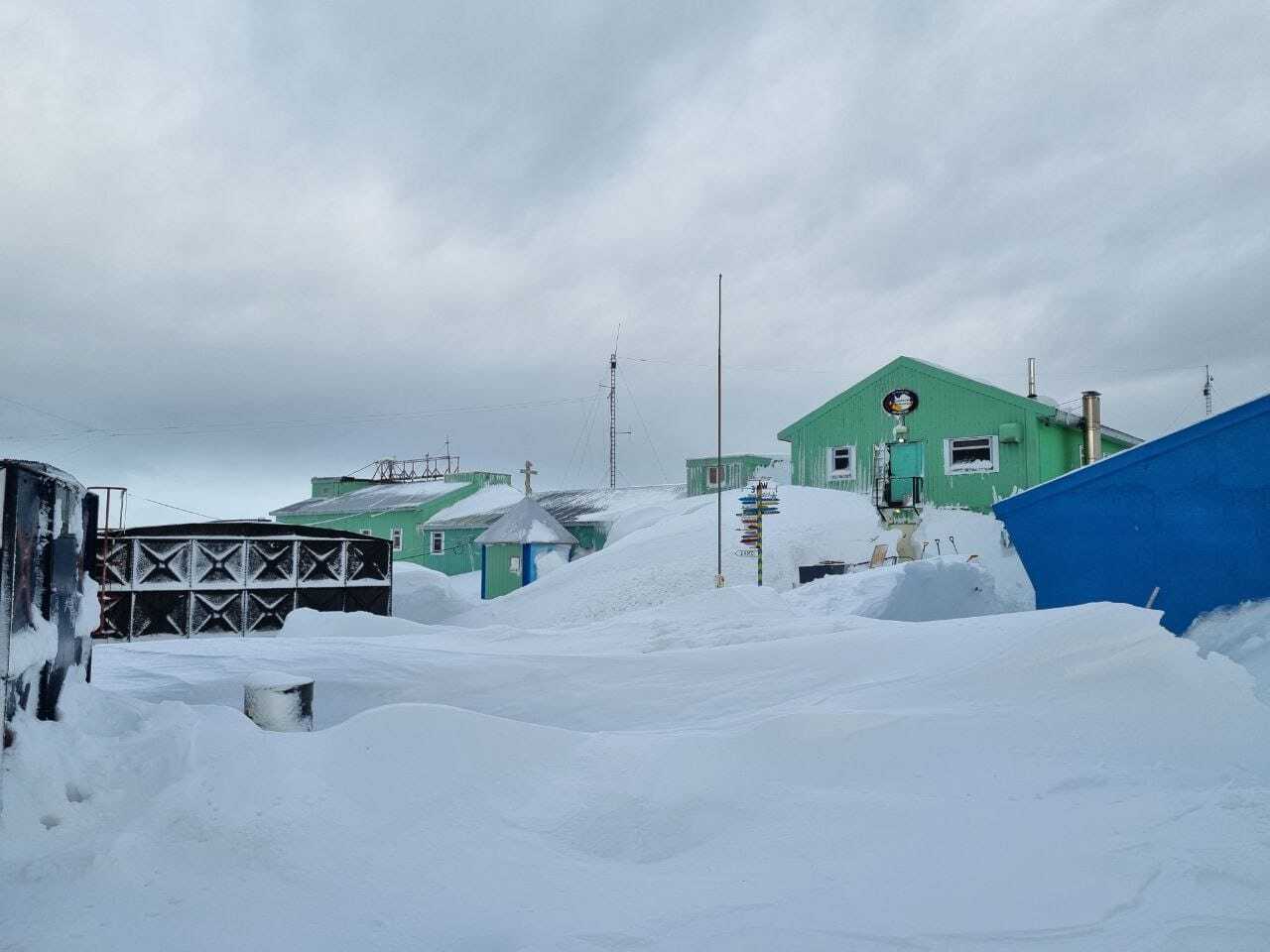 Станцію "Академік Вернадський" замело рекордною кількістю снігу: пінгвіни гуляють по даху. Фото