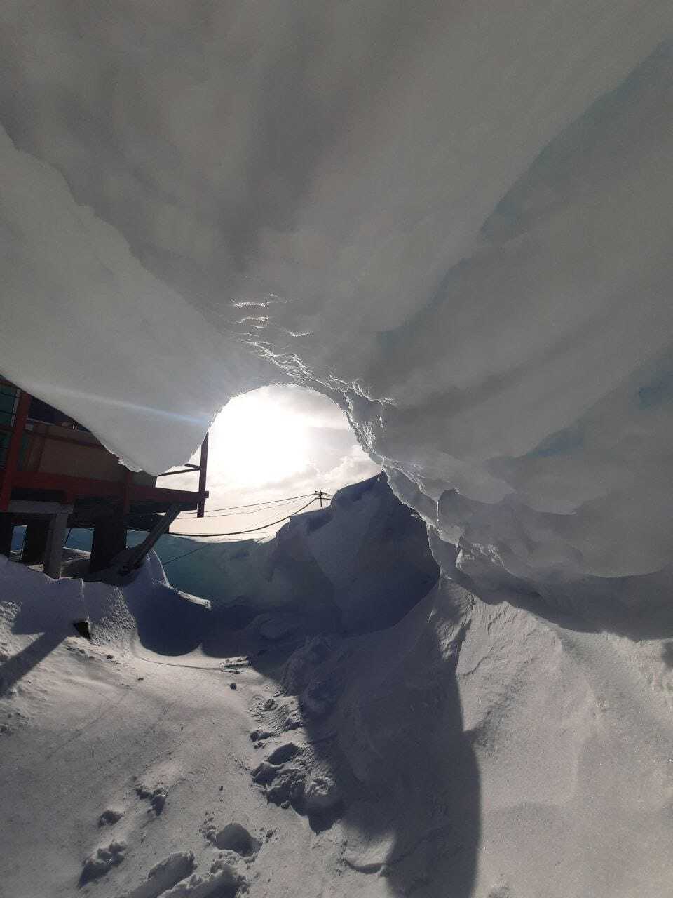 Станцію "Академік Вернадський" замело рекордною кількістю снігу: пінгвіни гуляють по даху. Фото