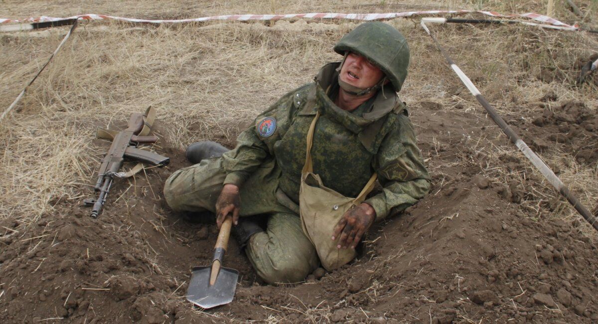 Российские командиры бросили "отказников" из лагеря в Луганской области в подвалы: мобилизованных держат раздетыми догола и пытают