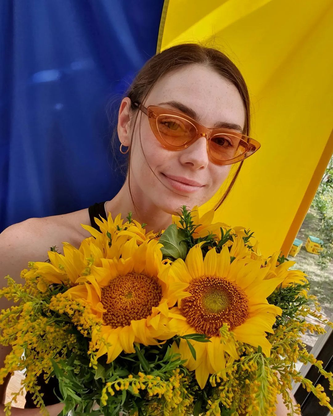 Украинская чемпионка-красавица снялась в откровенном бикини, решив позагорать на подоконнике. Фотофакт