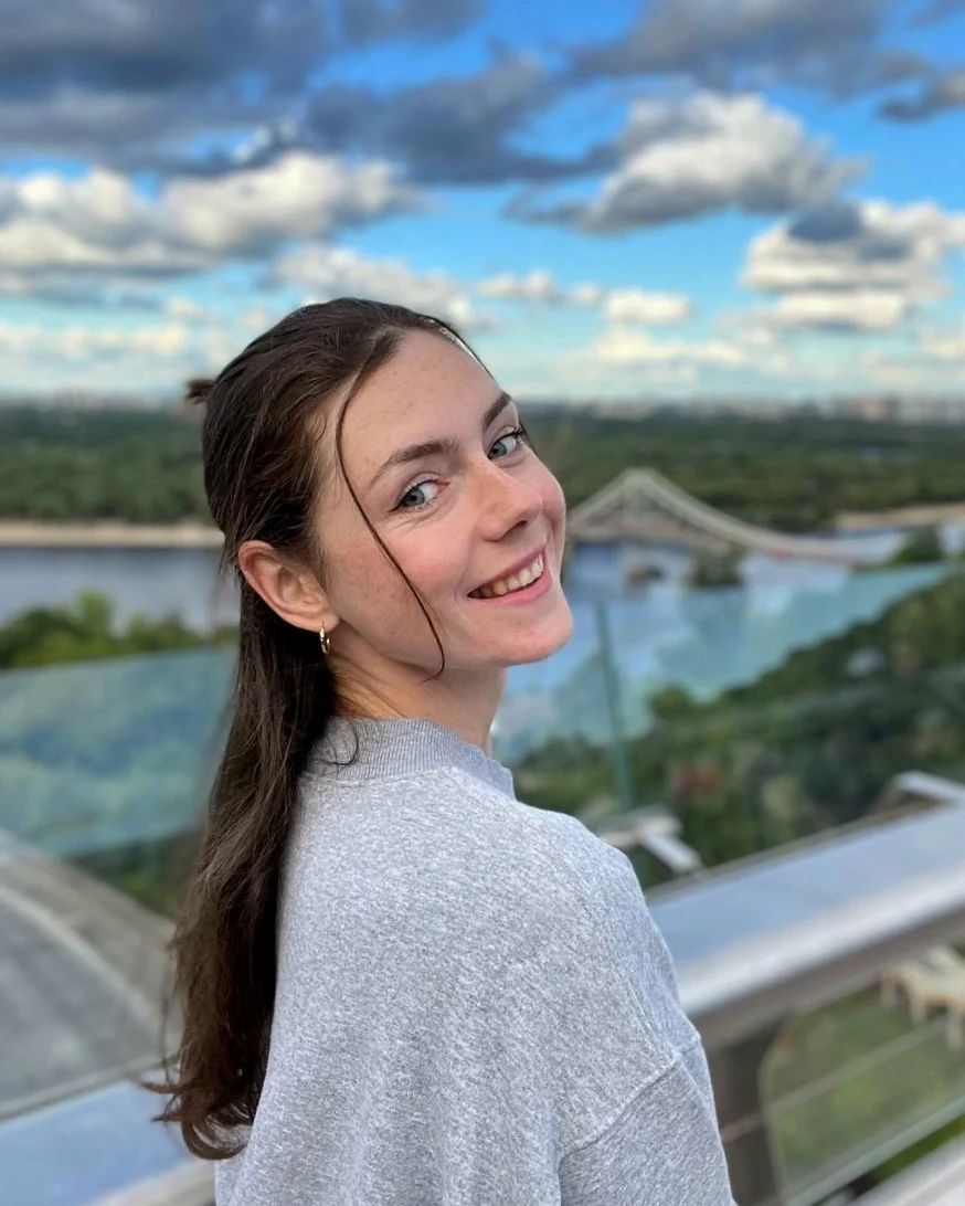 Українська чемпіонка-красуня знялася у відвертому бікіні, вирішивши позасмагати на підвіконні. Фотофакт