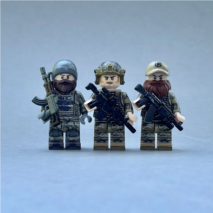 Один із рітейлерів Lego присвятив свої фігурки українським захисникам Маріуполя.
