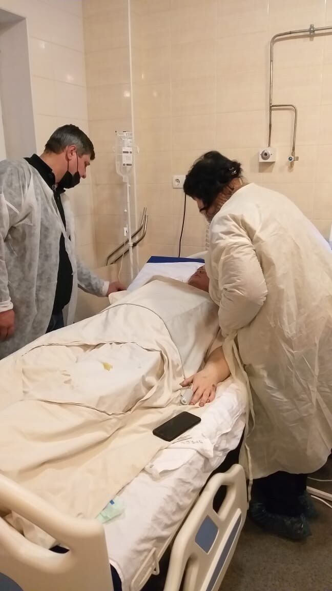 "Мати, батько і сестра всю ніч ридали": в Дніпрі медики врятували 18-річного студента, який постраждав від вибуху снаряду. Фото