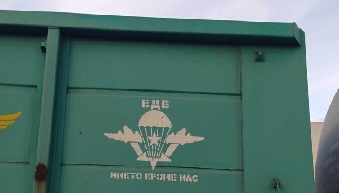 Литовські прикордонники не пропустили в країну вагони з військовою символікою РФ: їх наказали відчепити від потяга