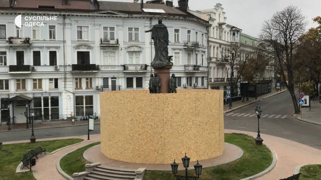 Одесский городской совет поддержал решение о демонтаже памятника Екатерине II и Суворову