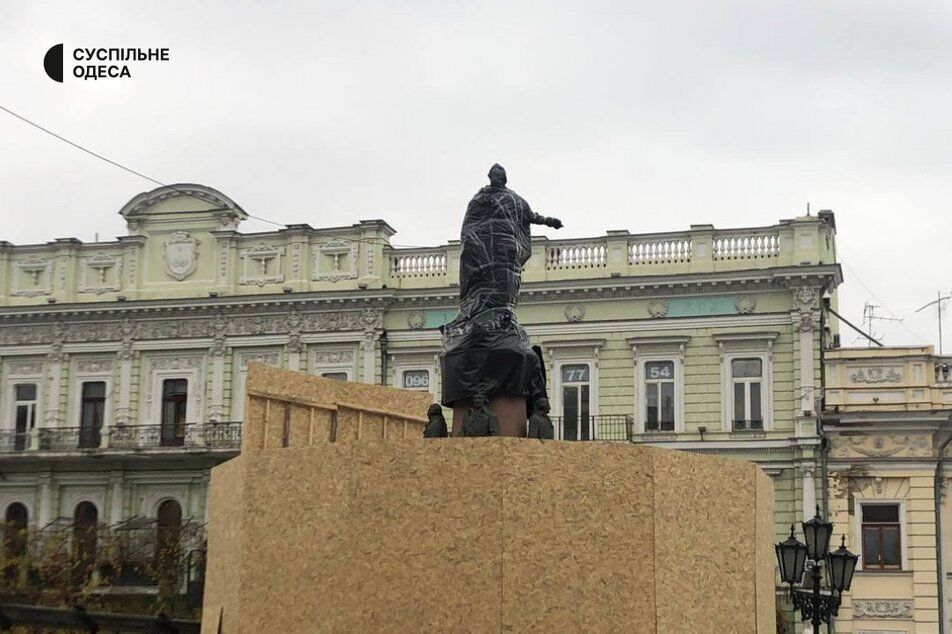 Пам'ятник Катерини II захистили, щоб не пошкодити під час демонтажу