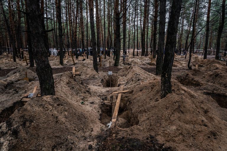 Десятки тел под завалами и массовые захоронения: очевидец рассказал об оккупации Изюма. Фото