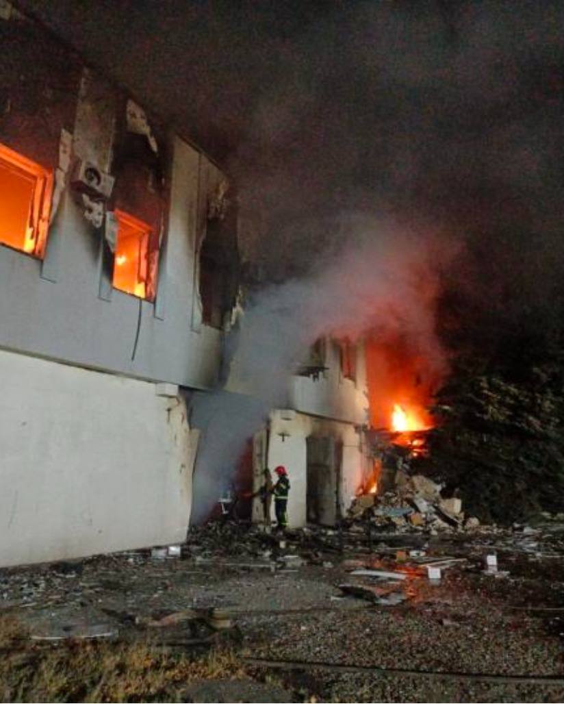 Пожар в Запорожье из-за вражеского ракетного удара