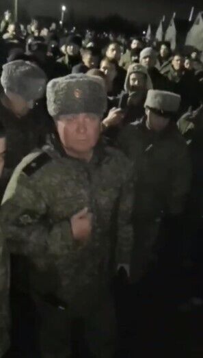 "А ну-ка, давай-ка!": в Казані "мобіки" вигнали генерала з польового табору і закликали "хитати режим". Відео