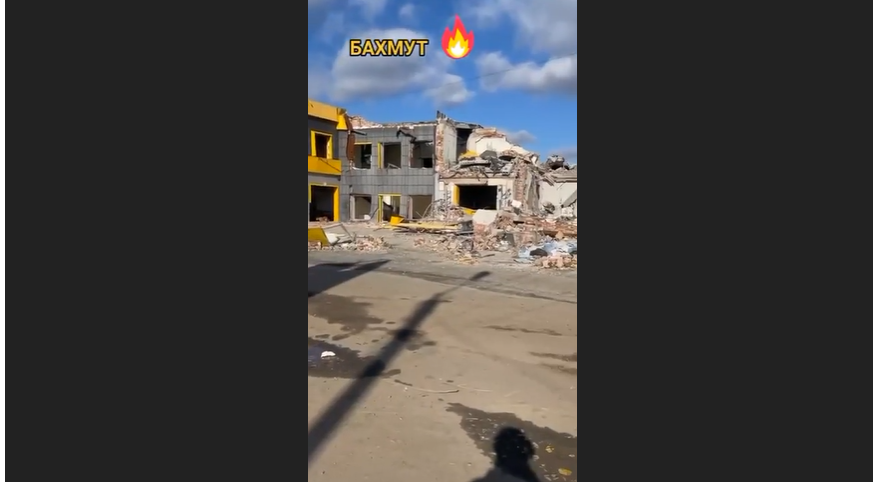 Город, который пять месяцев пытается взять ''вторая армия мира'': бойцы ВСУ показали, как сейчас выглядит разрушенный Бахмут. Видео