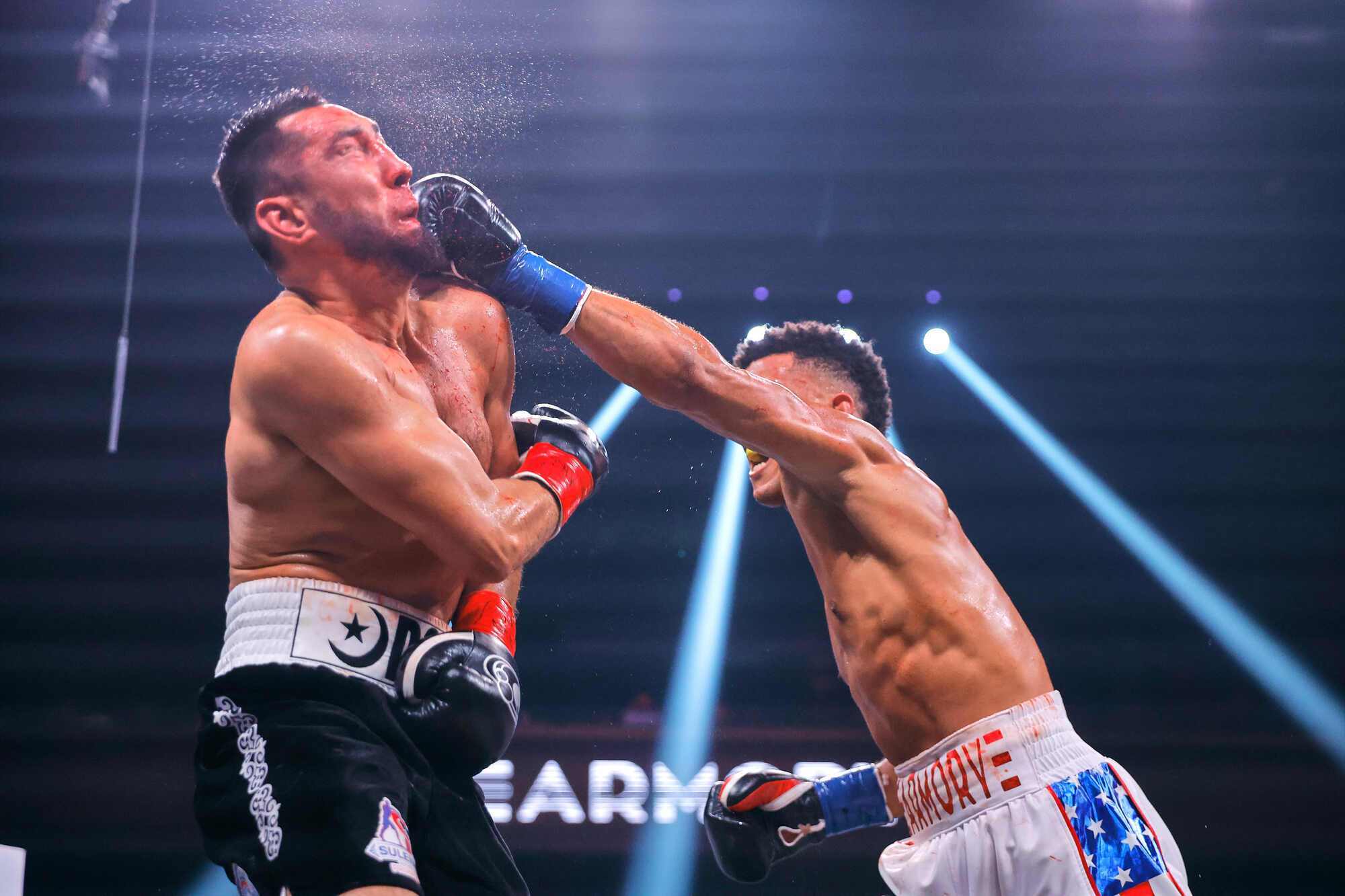 Казахстанский боксер впал в кому после чемпионского боя, который проиграл за 26 секунд до конца