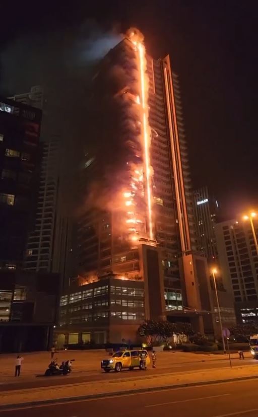 У Дубаї спалахнув 35-поверховий хмарочос поблизу Бурдж-Халіфа: будівлю охопило вогнем. Відео