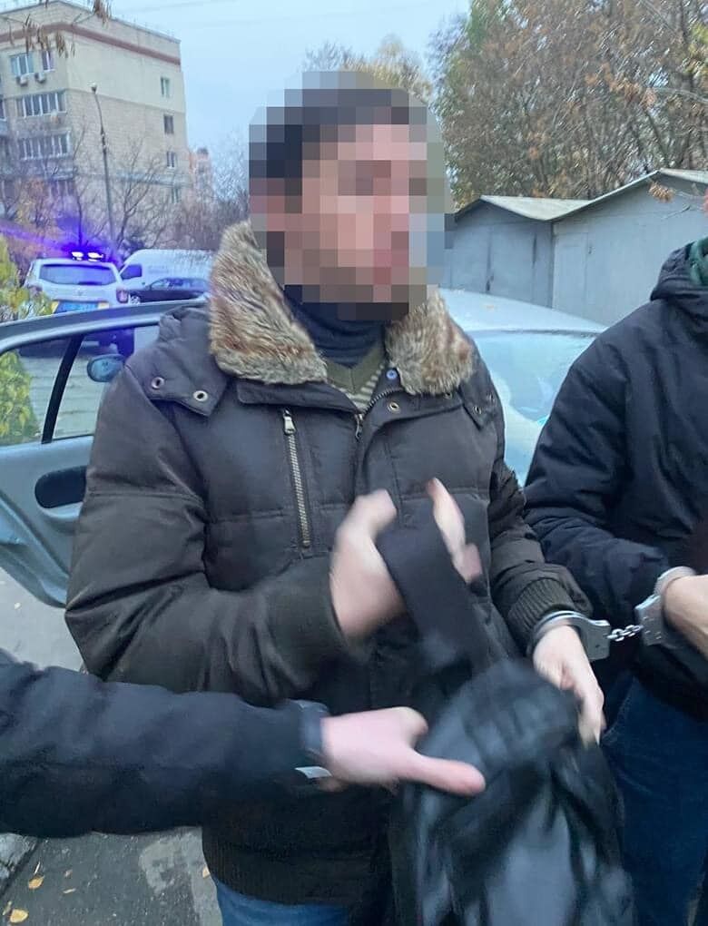 У Києві затримали чоловіка, підозрюваного в розбещенні та зґвалтуванні 8-річної падчерки