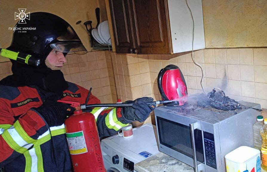 У Києві через електроподовжувач сталась пожежа в багатоповерхівці. Фото