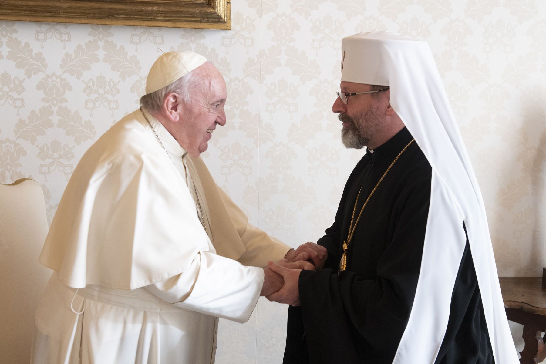 Глава УГКЦ встретился с Папой Римским и передал часть мины, которая уничтожила фасад храма в Ирпене. Фото и видео