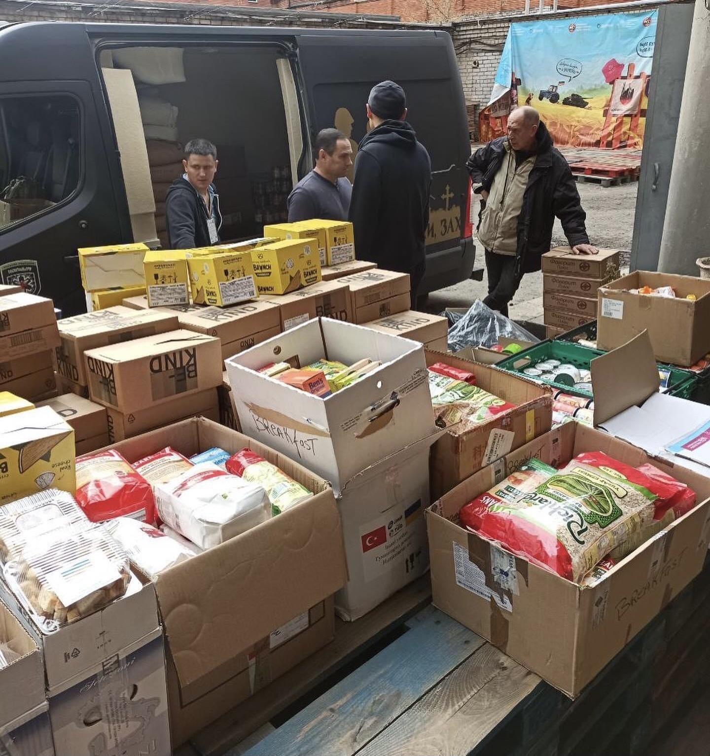 Продукты, генератор, теплая одежда: Днепр отправил новую партию помощи для военных и гражданских