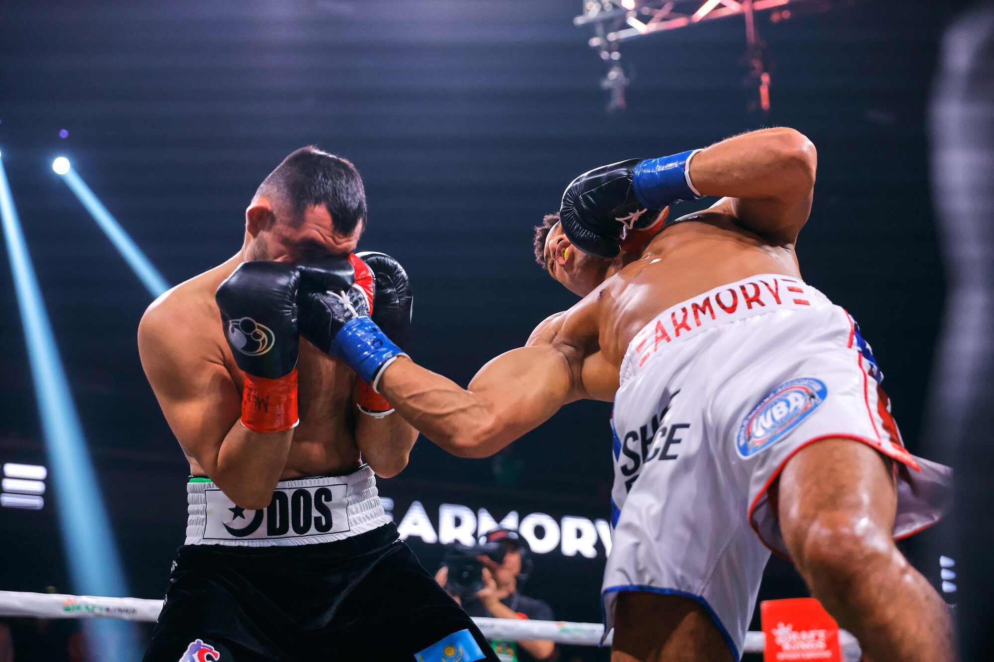 Казахстанський боксер опинився у комі після чемпіонського бою, який програв за 26 секунд до кінця