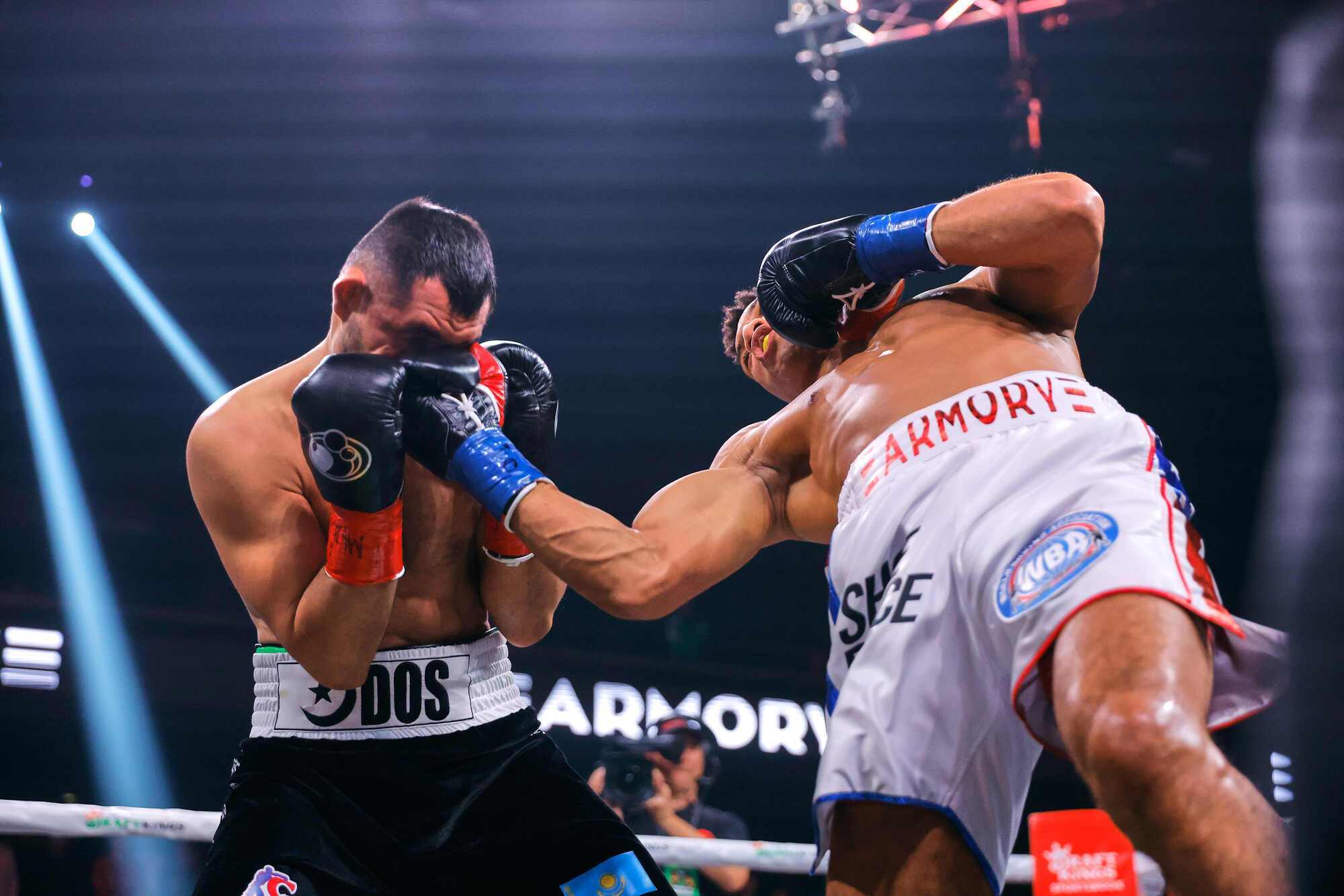 Казахстанский боксер впал в кому после чемпионского боя, который проиграл за 26 секунд до конца