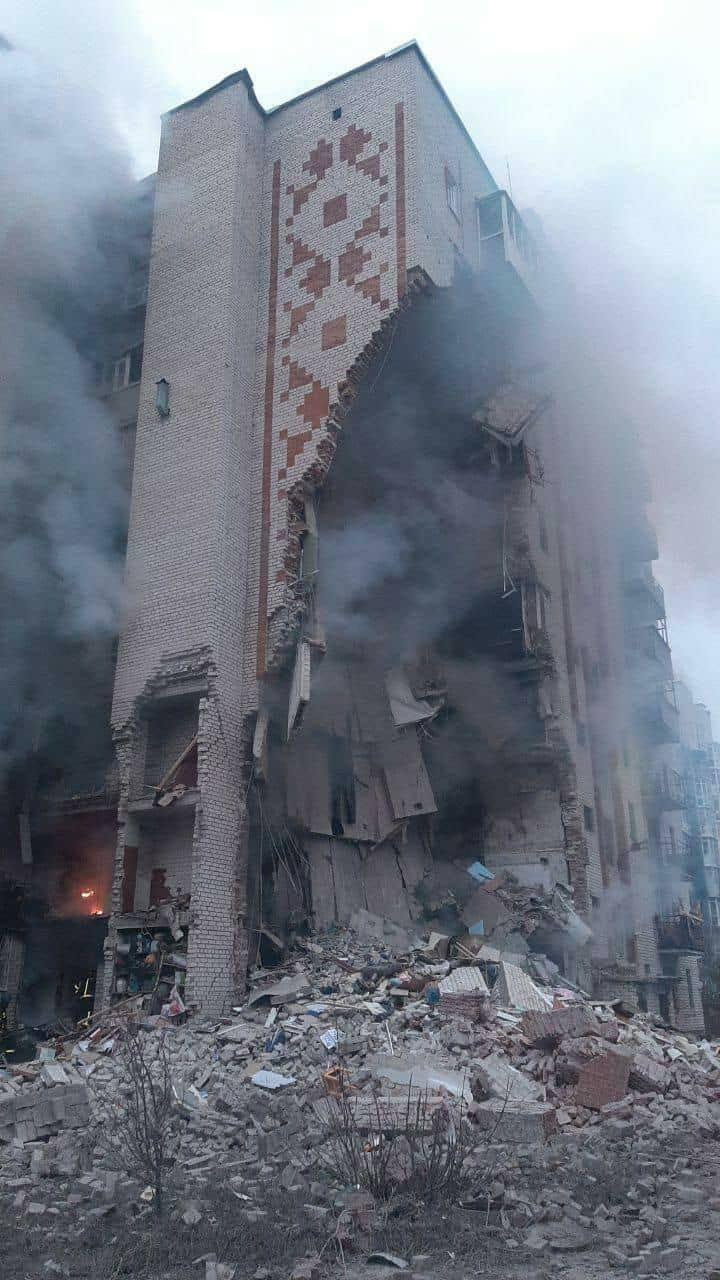 Многоэтажка в Лимане, на фасаде которой была вышиванка, разрушена