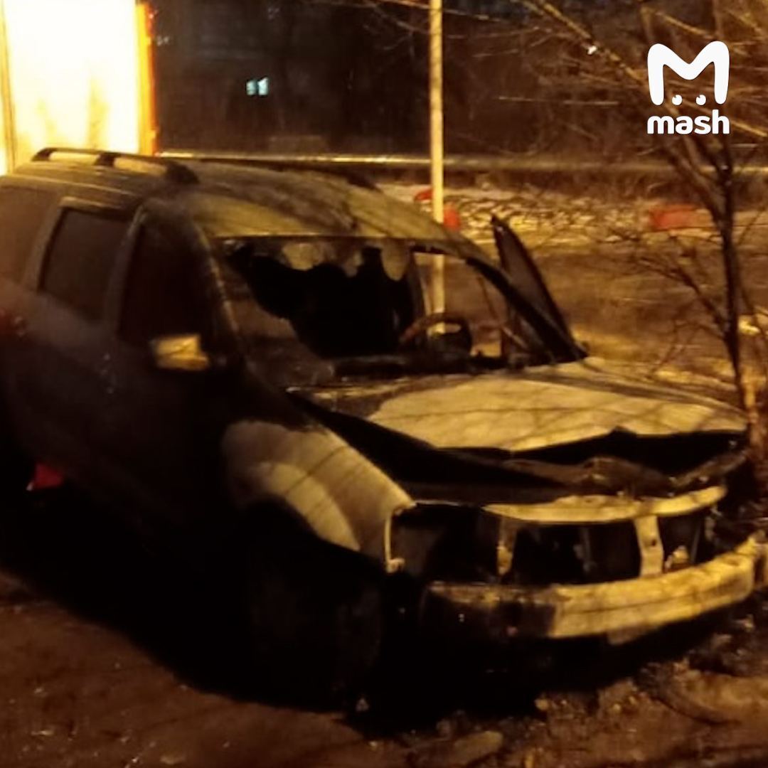 В Омске подожгли авто с буквами Z на стекле: восстановлению не подлежат. Фото