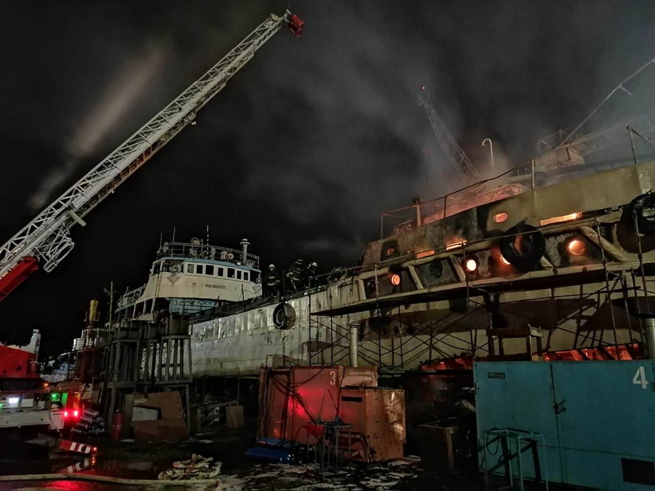 В российской Астрахани на судоремонтном заводе вспыхнуло судно: тушить пожар приехали 13 спецмашин. Фото и видео