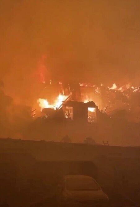 В оккупированном Донецке после взрывов здание ж/д администрации охватил мощный пожар, тушить было нечем. Видео